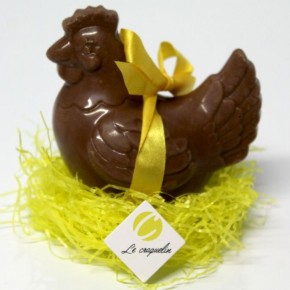 Poule en chocolat noir garnie